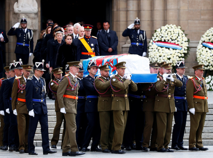Storhertug Jeans båre bæres ut av katedralen etter seremonien. Foto: REUTERS/Francois Lenoir